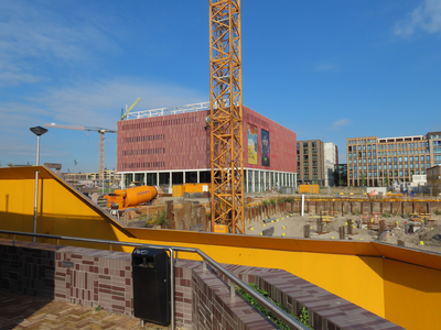 908974 Gezicht op de Bioscoop Pathé Utrecht Leidsche Rijn (Berlijnplein 100) met omliggende bebouwing en ...